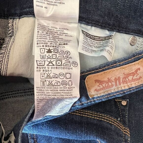 Levi’s 515 Cuffed Capri Dark Wash With Contrasting Belt Loops Size 8 - Picture 13 of 13